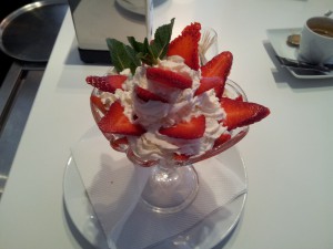 Copa de Fresas con Nata y Nueces